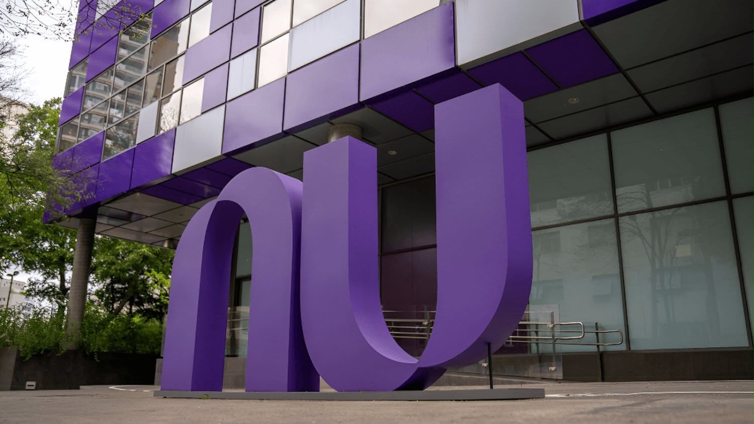 Nubank nega encerramento após mensagem enviada a clientes e afirma que caso foi erro operacional