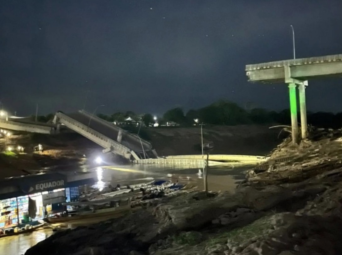 Ponte em Sena Madureira desaba após interdição preventiva e deixa quatro pessoas feridas