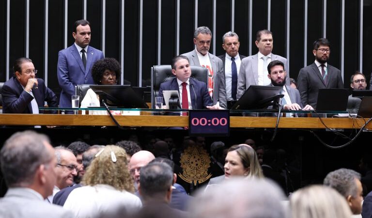 CÂMARA APROVA PEC QUE REDUZ JORNADA PARA 40 HORAS SEMANAIS E EXTINGUE ESCALA 6X1