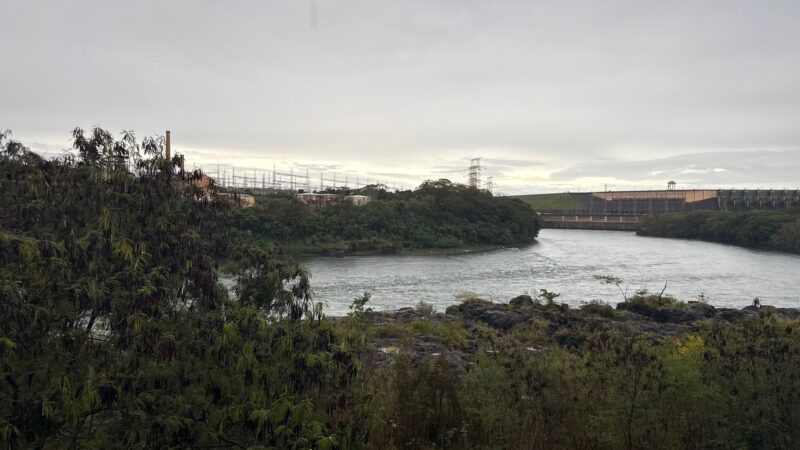 Força das águas impressiona visitantes na Usina Hidrelétrica de Marimbondo entre Icém e Fronteira