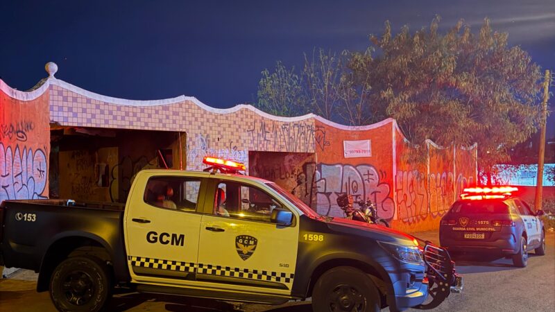 Homem é encontrado espancado e queimado em antigo motel abandonado